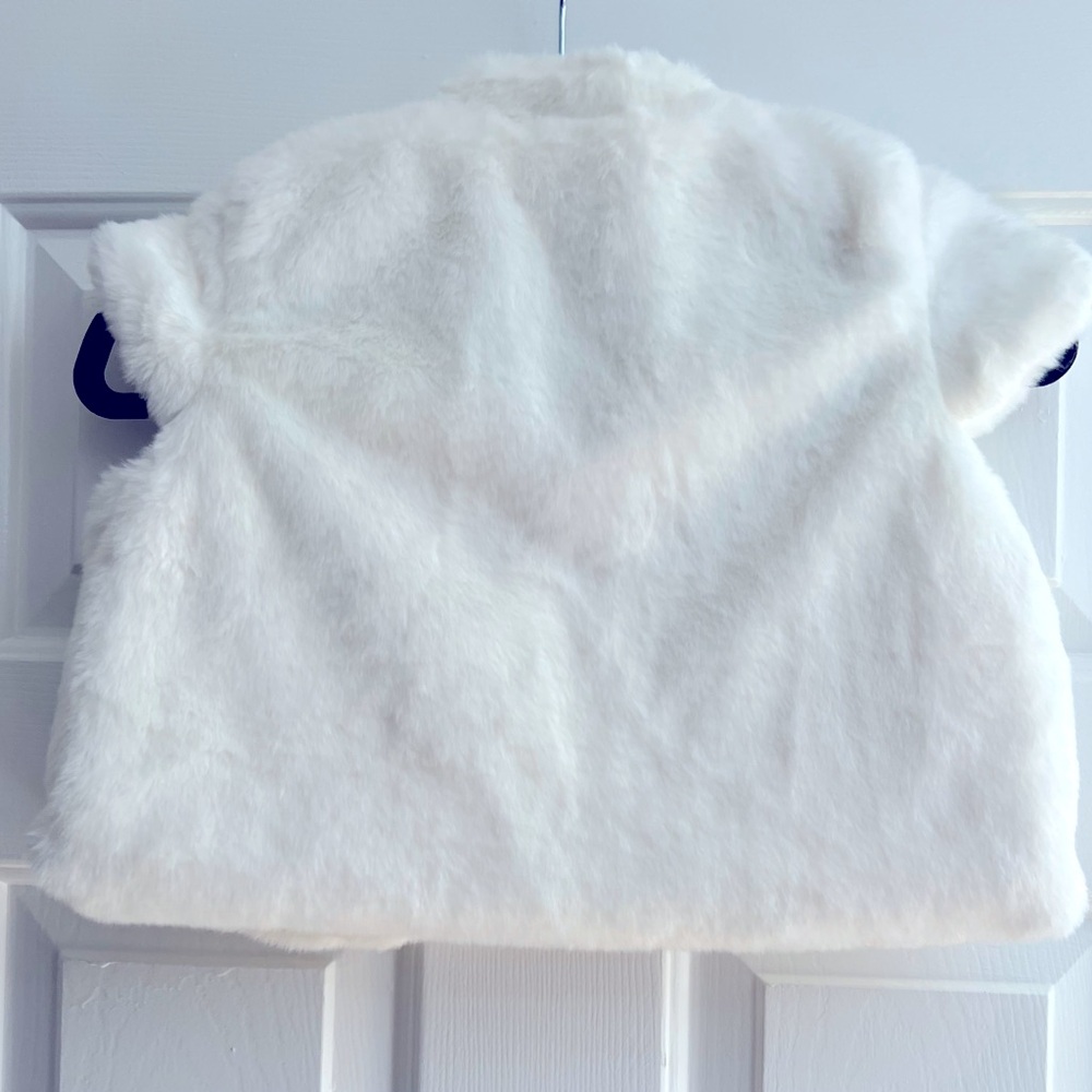 NWT-Gymboree Holiday Traditions Faux Fur White Vest with Bow size 12 months - Picture 2 of 4